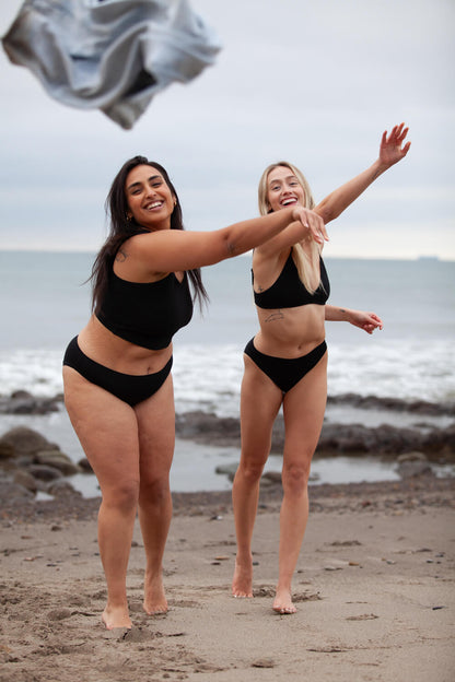 Black | Model (L) is wearing size XL, Model (R) is wearing S